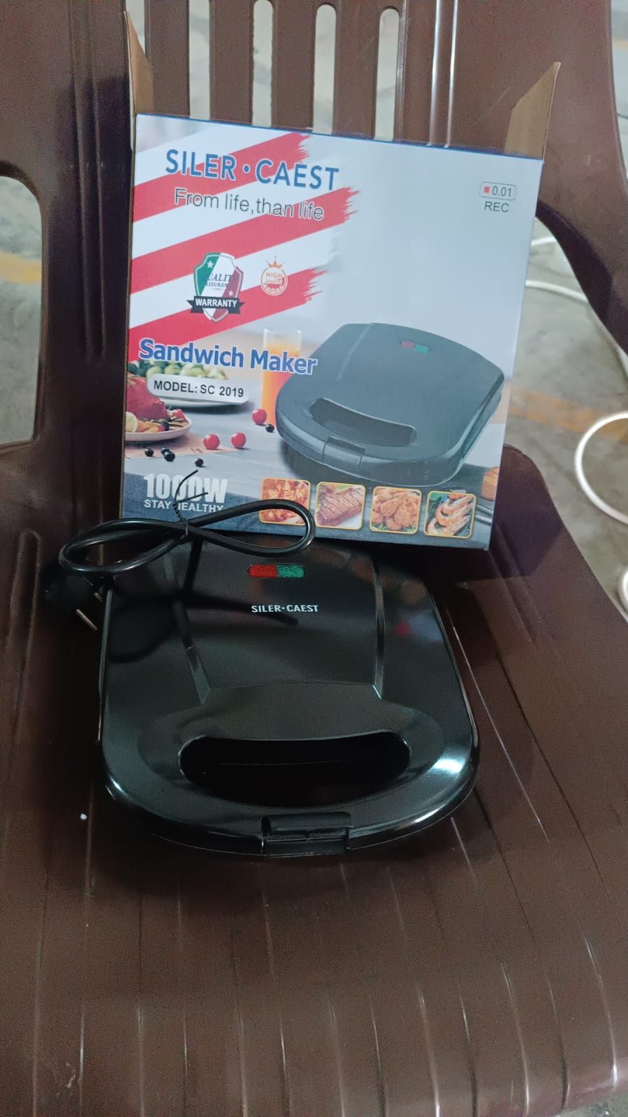 Sandwich Maker β Makes 2 Square Sandwiches, Non-Stick Plates, Easy to Clean